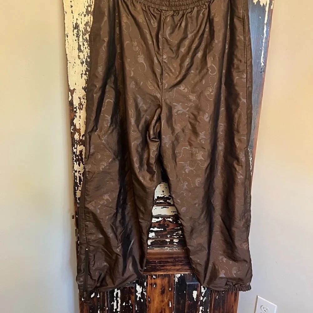 Vintage Komitor Women’s nylon ankle zip metallic track pants. Size 18/20